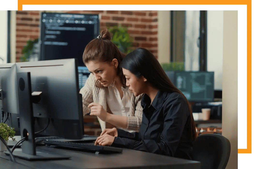 Agile Master i Project Manager omawiający szczegóły projektu