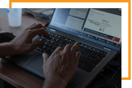 Konsultant DevOps z Alter Solutions opracowujący nowe funkcje dla klienta