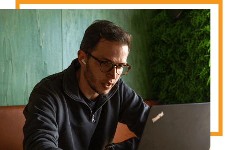 Konsultant Alter Solutions konfigurujący serwer Azure firmy EDP