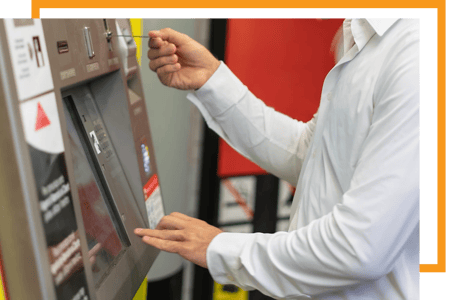Użytkownik końcowy wkładający bilet do automatu sprzedającego