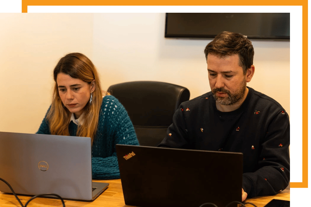 Inżynierowie DevOps poprawiający wydajność nowego oprogramowania