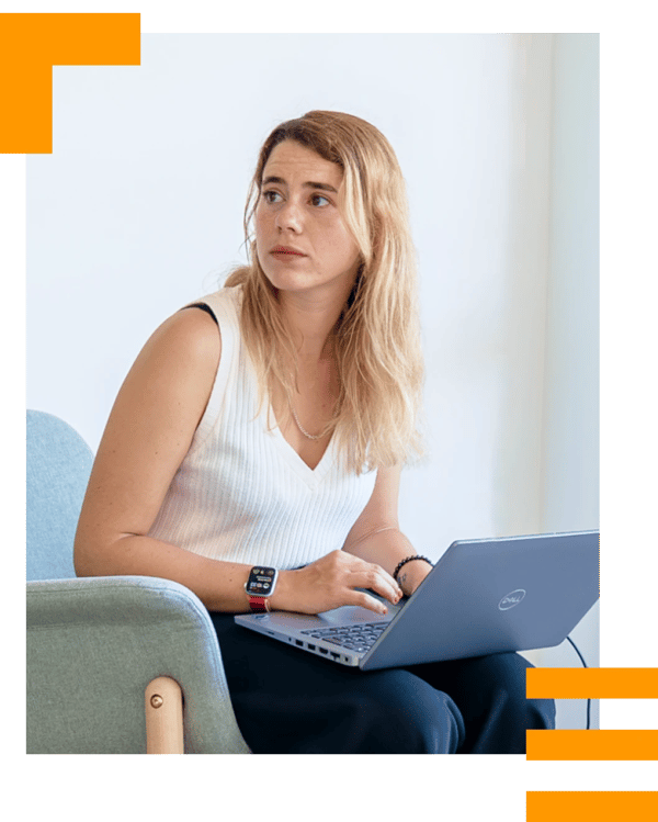 Web Developer pracujący nad nową stroną internetową dla klienta