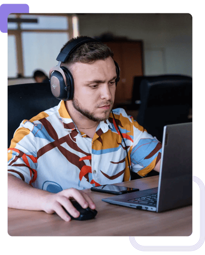 Programista oprogramowania uczestniczący w programie szkoleniowym JavaScript online