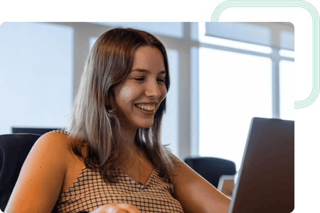 Front-end Developer pracująca nad aplikacją internetową