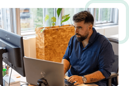 Cloud Engineer konwertujący pliki konfiguracyjne infrastruktury na Terraform