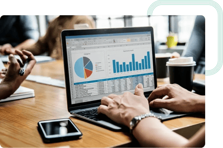 Ekspert act digital pracuje nad platformą do wizualizacji danych