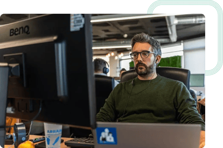 act digital pentester pracujący w biurze