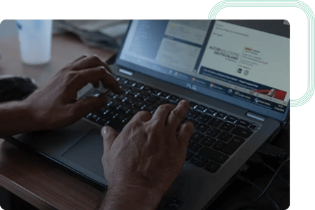 Konsultant DevOps z act digital opracowujący nowe funkcje dla klienta