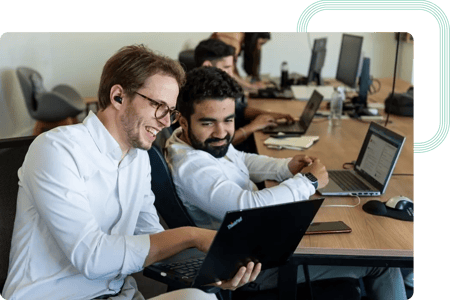 Kierownik projektu i programista omawiający strategię testowania