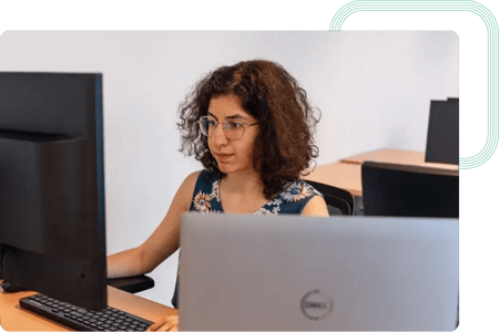 Back-end developer pracujący nad aplikacją do tworzenia eVoucherów