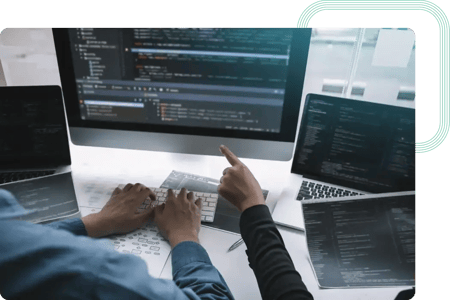 Inżynierowie DevOps wdrażający system monitorowania klastrów Kafka