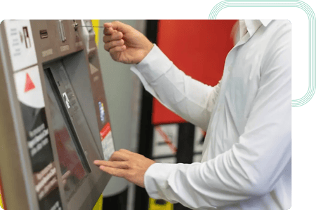 Użytkownik końcowy wkładający bilet do automatu sprzedającego