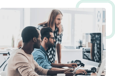 Deweloperzy back-end i front-end wymieniający się pomysłami na temat projektu