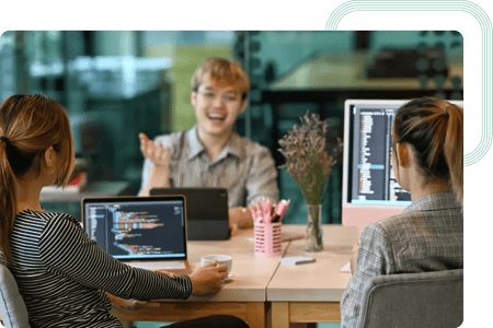 Młodzi konsultanci IT biorący udział w programie szkoleniowym Oracle dla nowych talentów