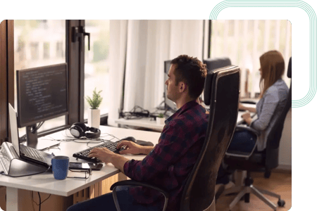React Developer pracujący nad rozwojem komponentów front-end w centrum Nearshore