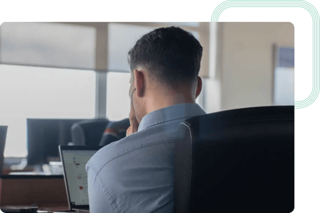 Wyspecjalizowany konsultant act digital pracujący nad integracją portalu Partner Hub poprzez API