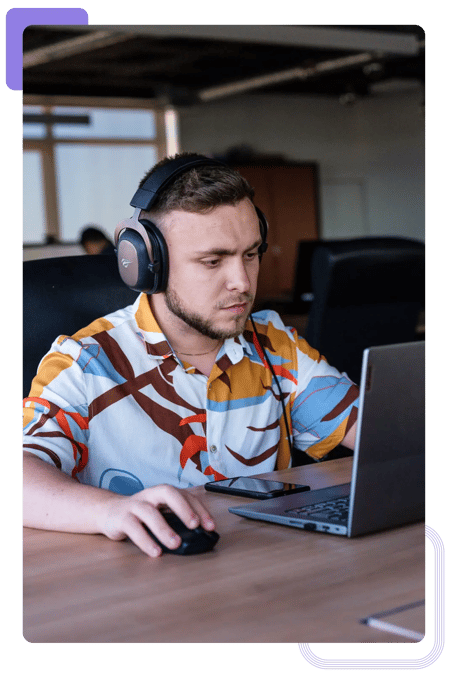 Konsultant pracujący nad projektem transformacji cyfrowej w act digital office