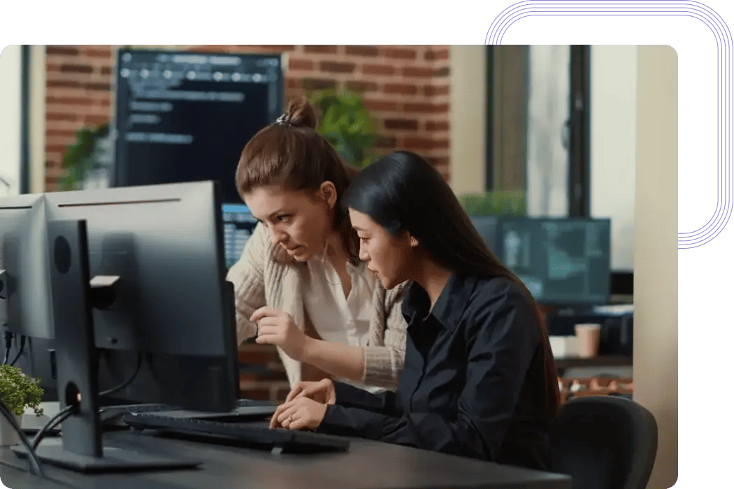 Agile Master i Project Manager omawiający szczegóły projektu