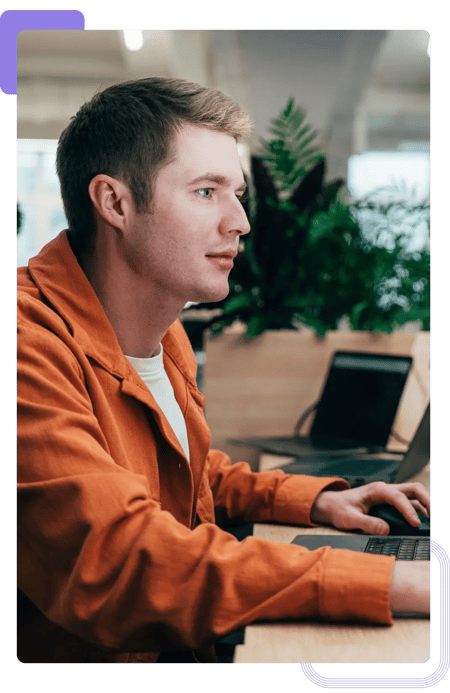 Cloud Engineer analizujący infrastrukturę IT klienta