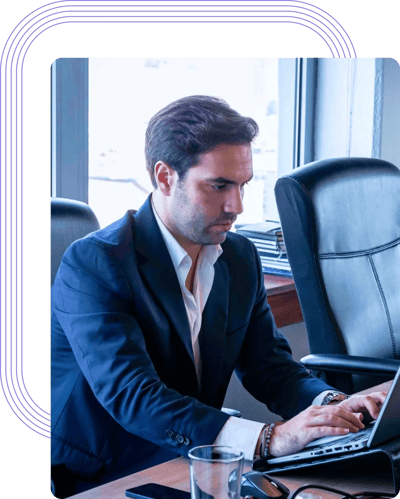 Konsultant Business Intelligence przeprowadzający analizę finansową