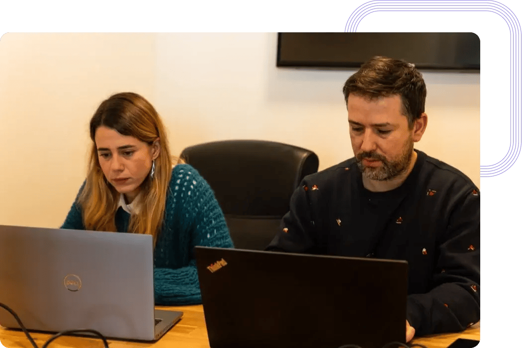 Inżynierowie DevOps poprawiający wydajność nowego oprogramowania