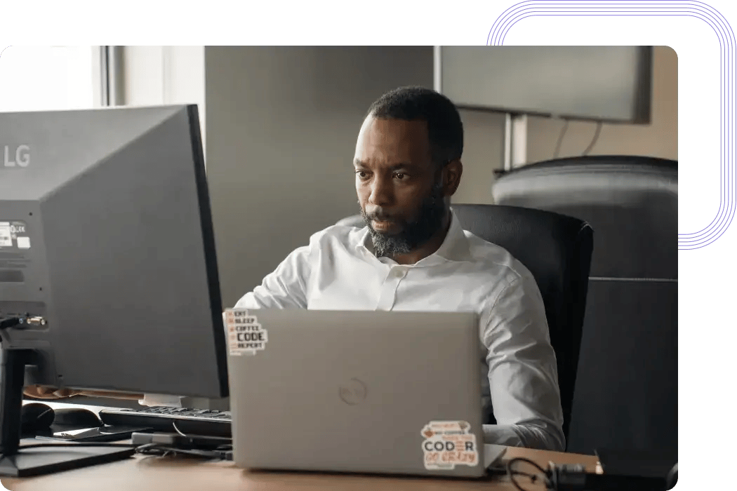 Ekspert ds. uczenia maszynowego monitorujący dane biznesoweing business data
