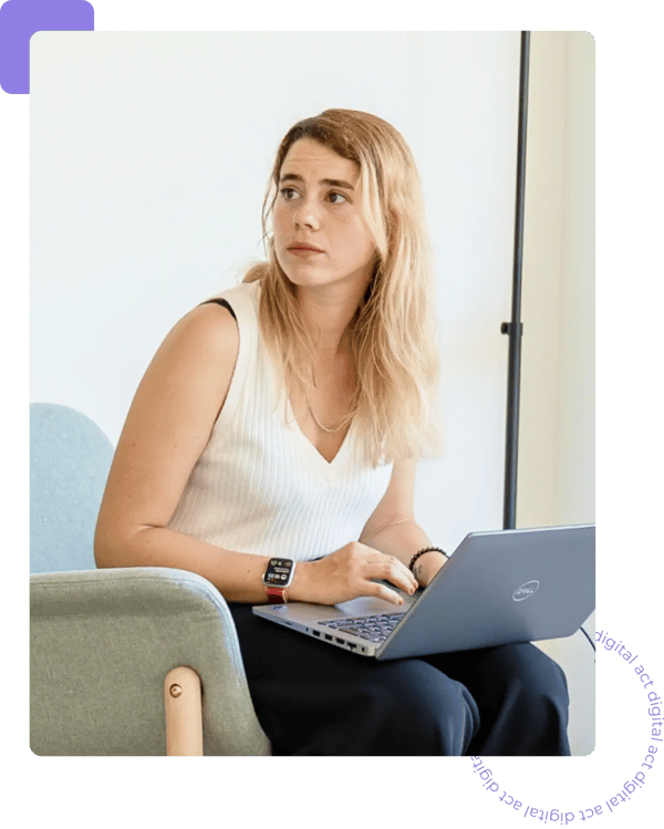 Web Developer pracujący nad nową stroną internetową dla klienta