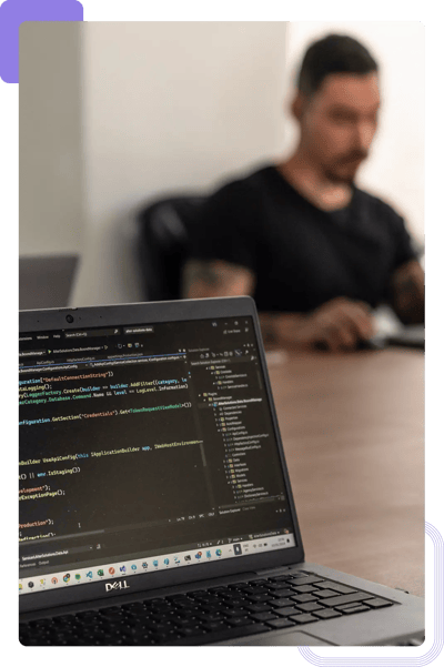 Programista pracujący nad aplikacją dla projektu klienta